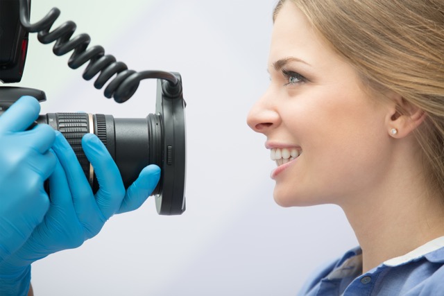 pacjentka podczas wykonywania zdjęcia cyfrowego profilu twarzy oraz zębów