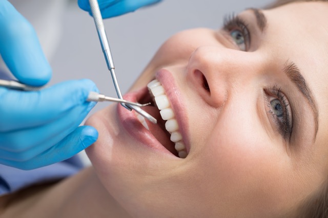 pacjentka na kontrolnej wizycie ortodontycznej