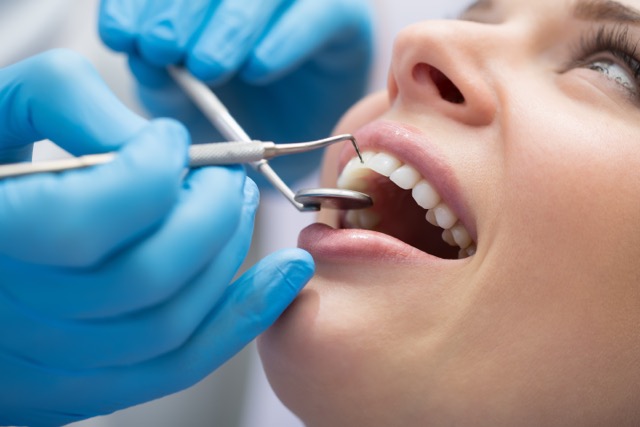 pacjentka podczas leczenia zębów